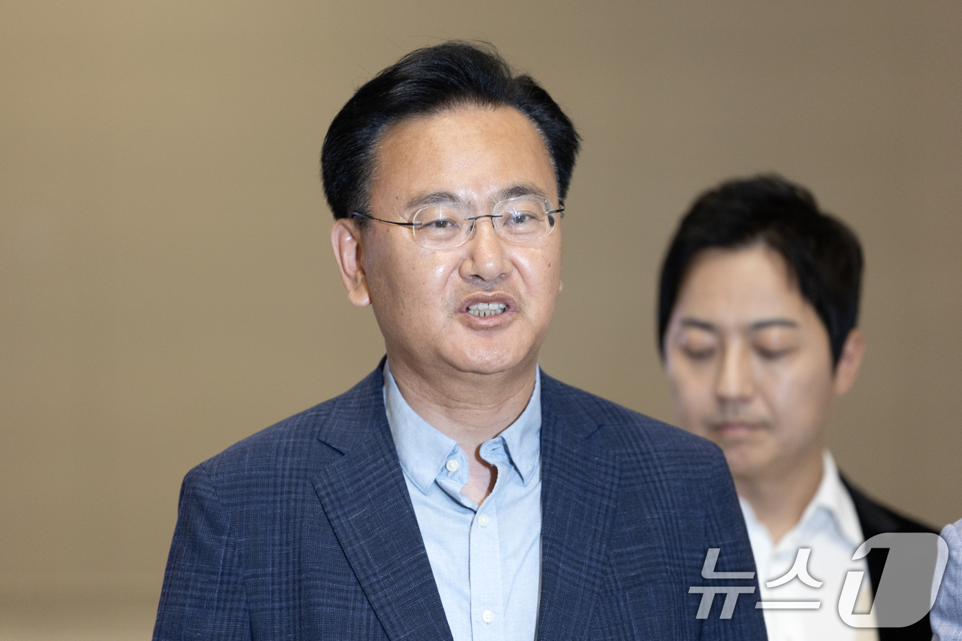 (인천공항=뉴스1) 이승배 기자 = 유상범 국민의힘 의원이 18일 인천국제공항에서 홍준표 전 대구시장의 선대위 합류 설득을 위해 미국 하와이로 출국하기 전 취재진의 질문에 답하고 …