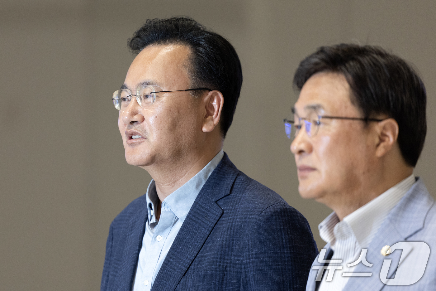 (인천공항=뉴스1) 이승배 기자 = 유상범 국민의힘 의원이 18일 인천국제공항에서 홍준표 전 대구시장의 선대위 합류 설득을 위해 미국 하와이로 출국하기 전 취재진의 질문에 답하고 …