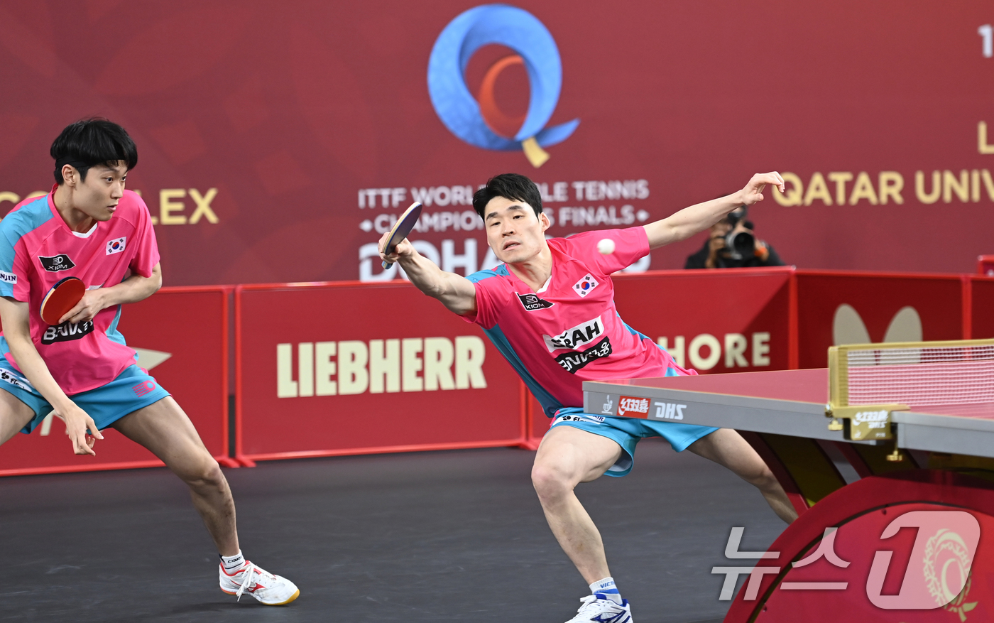 (서울=뉴스1) 김명섭 기자 = 장우진(오른쪽), 조대성이 18일 카타르 도하 카타르대학교 스포츠 콤플렉스에서 열린 2025 국제탁구연맹(ITTF) 세계선수권대회 남자복식 64강 …
