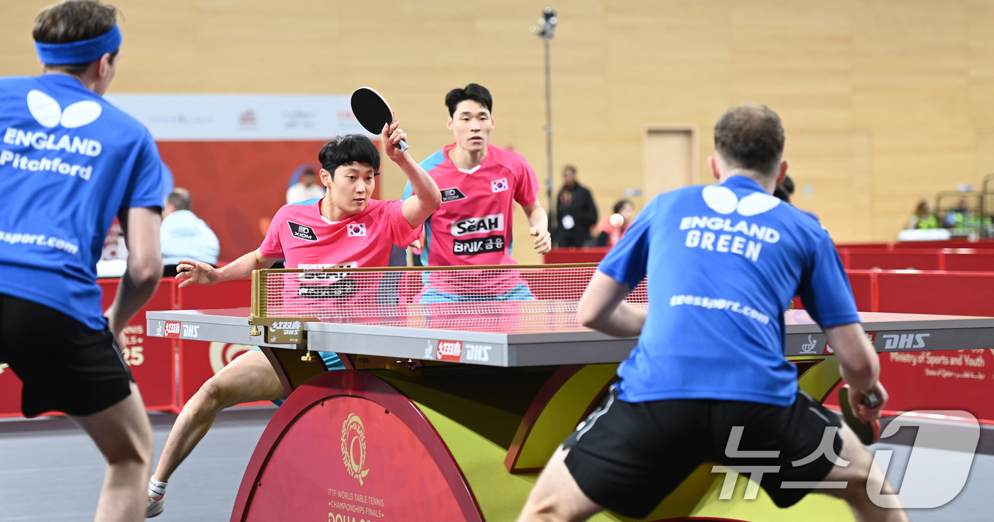(서울=뉴스1) 김명섭 기자 = 장우진(오른쪽), 조대성이 18일 카타르 도하 카타르대학교 스포츠 콤플렉스에서 열린 2025 국제탁구연맹(ITTF) 세계선수권대회 남자복식 64강 …