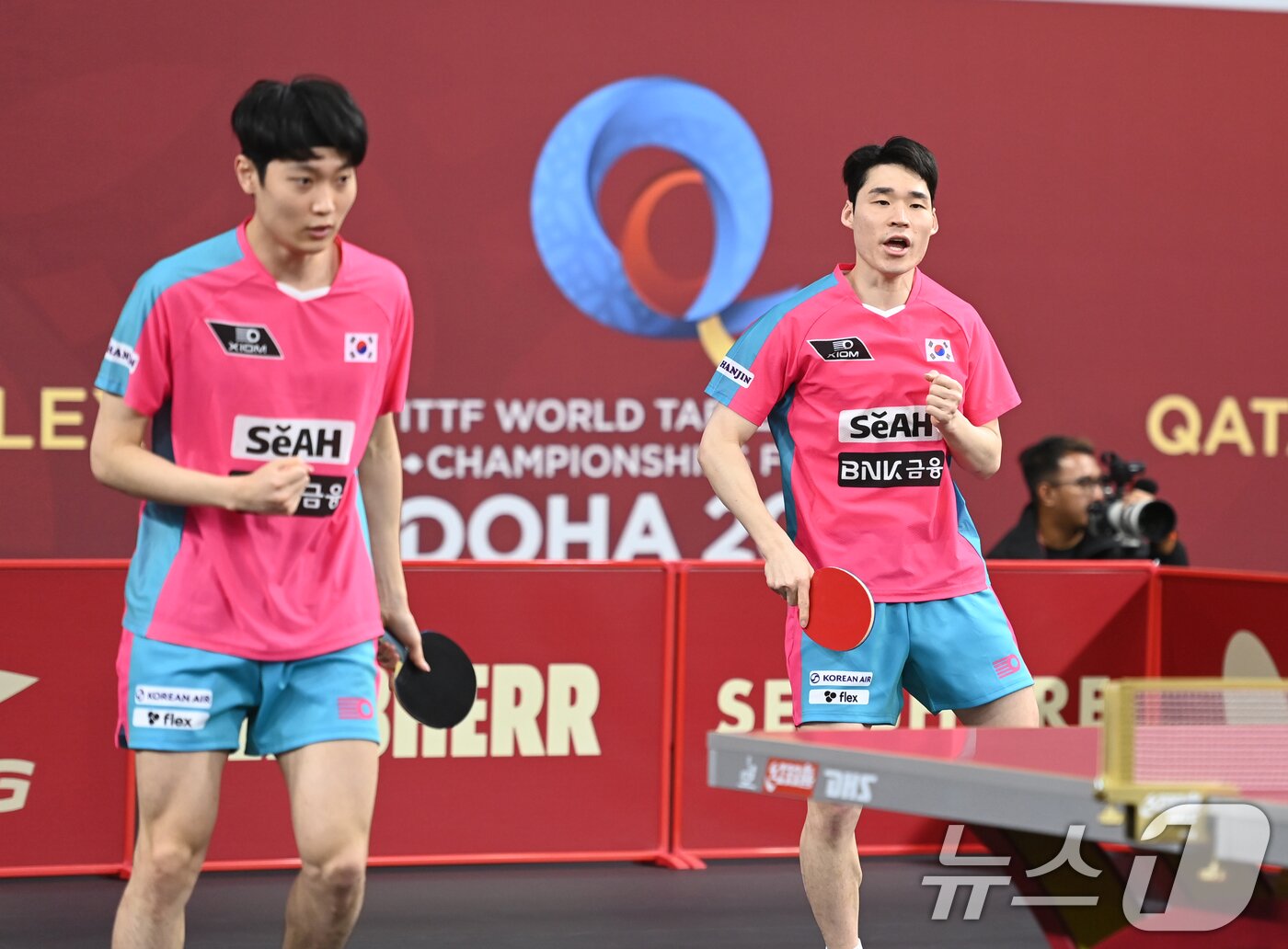 본문 이미지 - 장우진&#40;오른쪽&#41;, 조대성이 18일 카타르 도하 카타르대학교 스포츠 콤플렉스에서 열린 2025 국제탁구연맹&#40;ITTF&#41; 세계선수권대회 남자복식 64강 영국 코너 그린, 리암 리치포드 조와 경기를 펼치고 있다. &#40;사진공동취재단&#41; 2025.5.18/뉴스1 ⓒ News1 김명섭 기자