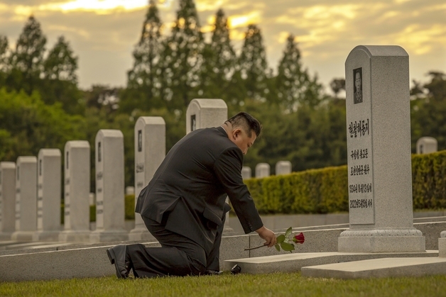 당 대회 앞두고 '김정은 스승'까지 꺼낸 北…"배신과 변절 안돼"