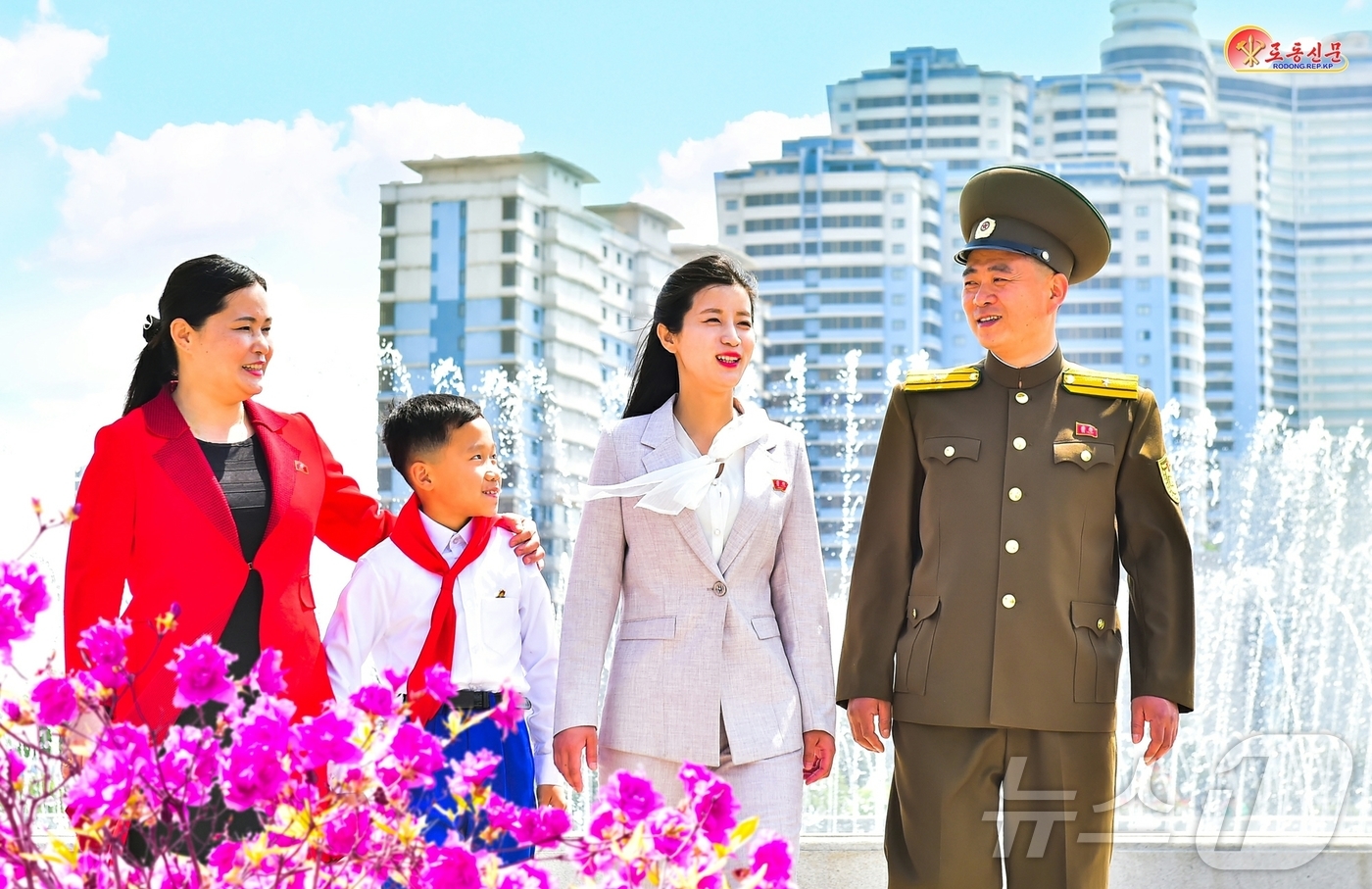 (평양 노동신문=뉴스1) = 북한 노동당 기관지 노동신문은 19일 평천구역안전부 봉지분주소 안전원으로 근무하는 한 주민의 사연을 소개하며 "사회주의 대가정에서는 누구나 행복해야 하 …