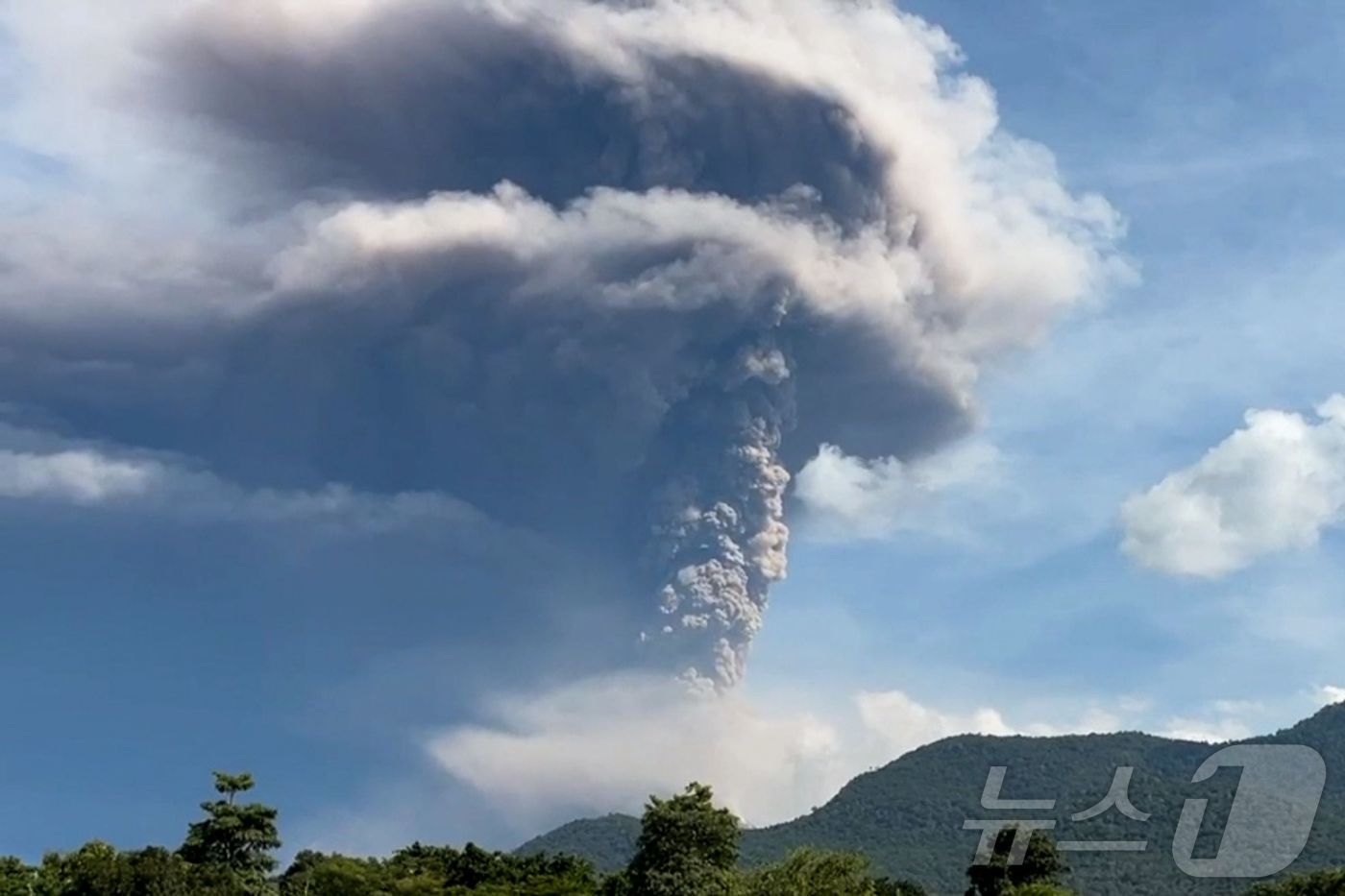 (노보 AFP=뉴스1) 우동명 기자 = 18일(현지시간) 인도네시아 누사 텡가라 동부의 이스트 플로레스에 있는 노보에서 본 레워토비 라키라키 화산이 분화해 화산재를 분출하고 있다. …