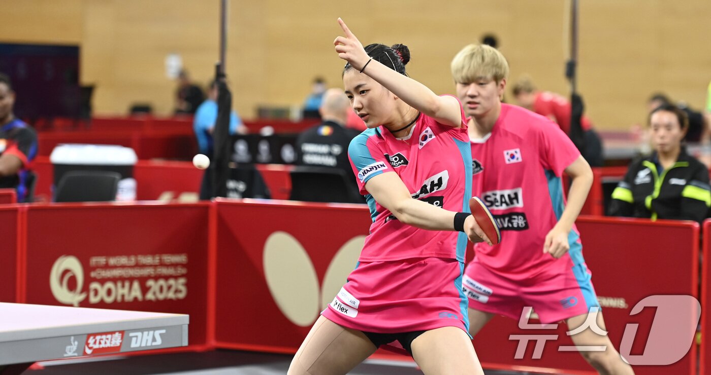 본문 이미지 - 오준성, 김나영이 18일&#40;현지시간&#41; 카타르 도하 카타르대학교 스포츠 콤플렉스에서 열린 2025 국제탁구연맹&#40;ITTF&#41; 세계선수권대회 혼성복식 64강 뉴질랜드 딘 슈, 조슬린 램 조와 경기를 펼치고 있다. 2025.5.19/뉴스1 ⓒ News1 사진공동취재단