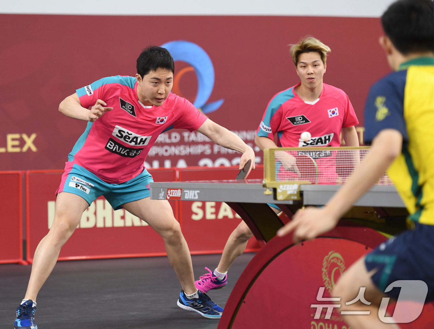 (도하=뉴스1) 사진공동취재단 = 임종훈(왼쪽), 안재현이 18일(현지시간) 카타르 도하 카타르대학교 스포츠 콤플렉스에서 열린 2025 국제탁구연맹(ITTF) 세계선수권대회 남자복 …