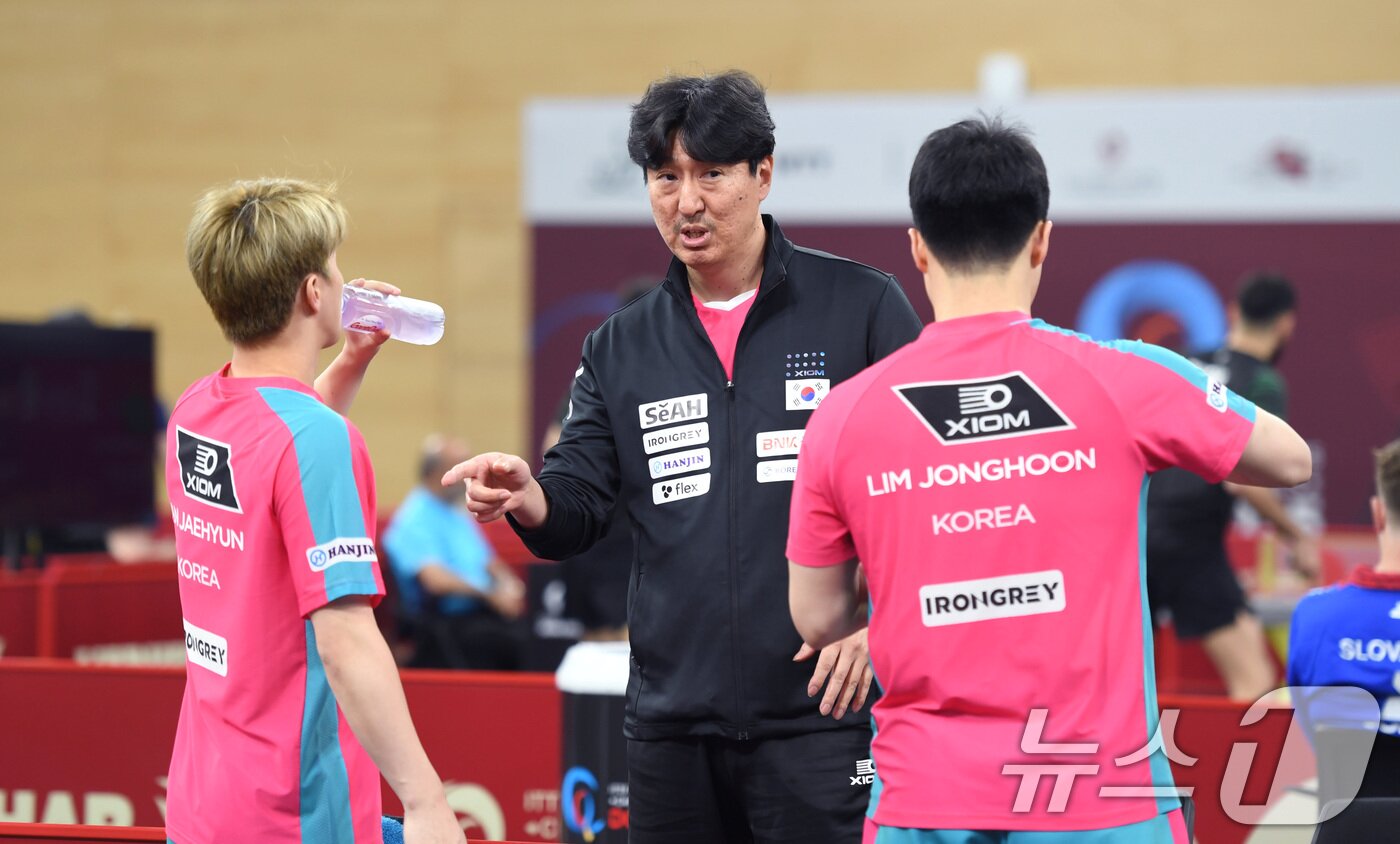 본문 이미지 - 탁구 남자대표팀 오상은 감독이 18일&#40;현지시간&#41; 카타르 도하 카타르대학교 스포츠 콤플렉스에서 열린 2025 국제탁구연맹&#40;ITTF&#41; 세계선수권대회 남자복식 64강 경기를 펼치는 임종훈&#40;오른쪽&#41;, 안재현에 이야기를 하고 있다. 2025.5.19/뉴스1 ⓒ News1 사진공동취재단