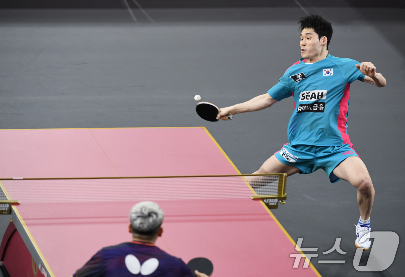 (도하=뉴스1) 사진공동취재단 = 장우진이 18일(현지시간) 카타르 도하 카타르대학교 스포츠 콤플렉스에서 열린 2025 국제탁구연맹(ITTF) 세계선수권대회 개인단식 128강 칠레 …