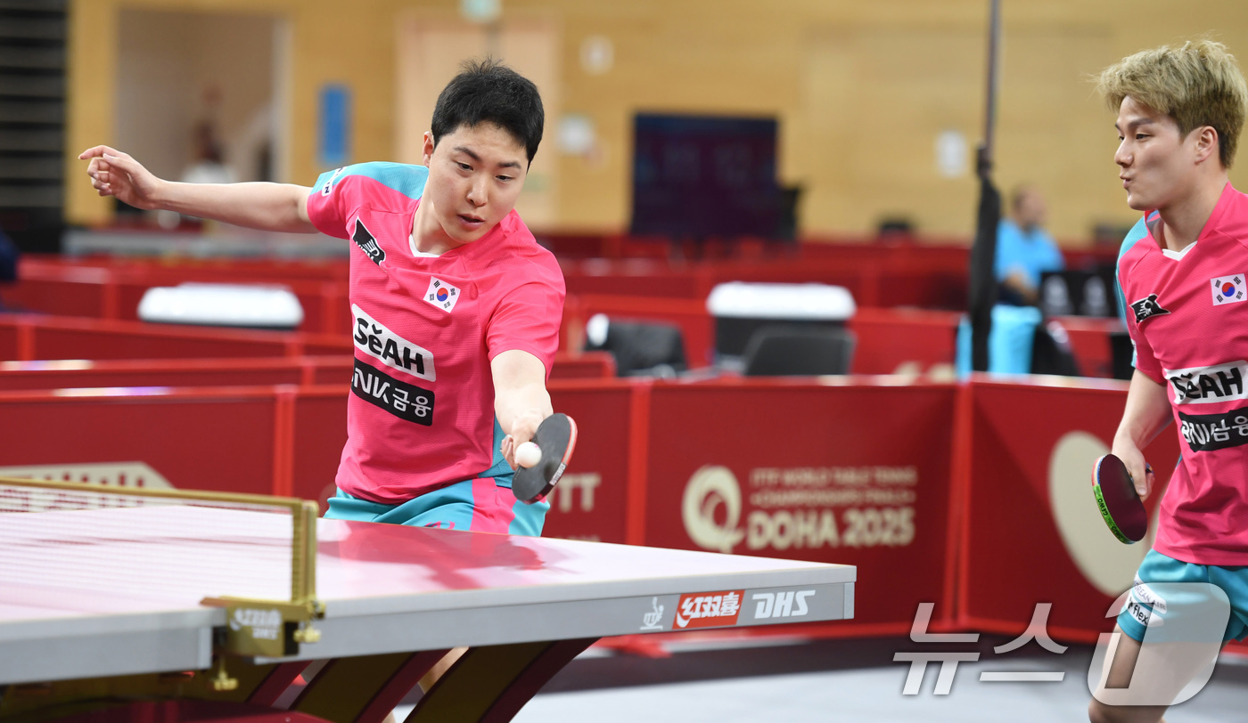 (도하=뉴스1) 사진공동취재단 = 임종훈(왼쪽), 안재현이 18일(현지시간) 카타르 도하 카타르대학교 스포츠 콤플렉스에서 열린 2025 국제탁구연맹(ITTF) 세계선수권대회 남자복 …