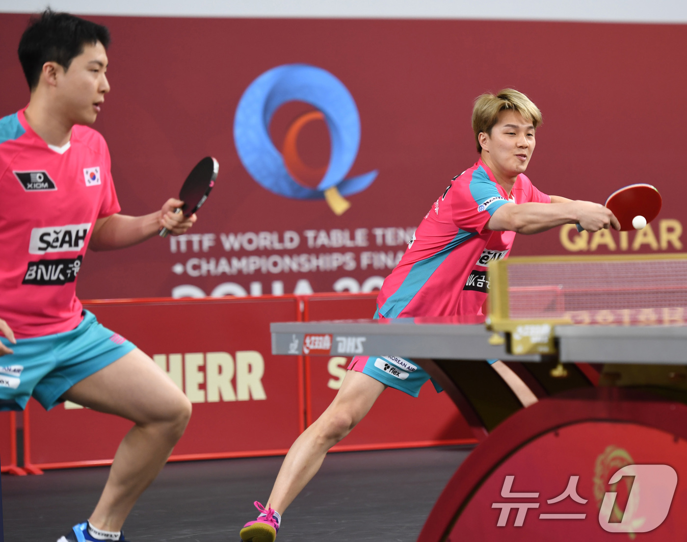 (도하=뉴스1) 사진공동취재단 = 임종훈(왼쪽), 안재현이 18일(현지시간) 카타르 도하 카타르대학교 스포츠 콤플렉스에서 열린 2025 국제탁구연맹(ITTF) 세계선수권대회 남자복 …
