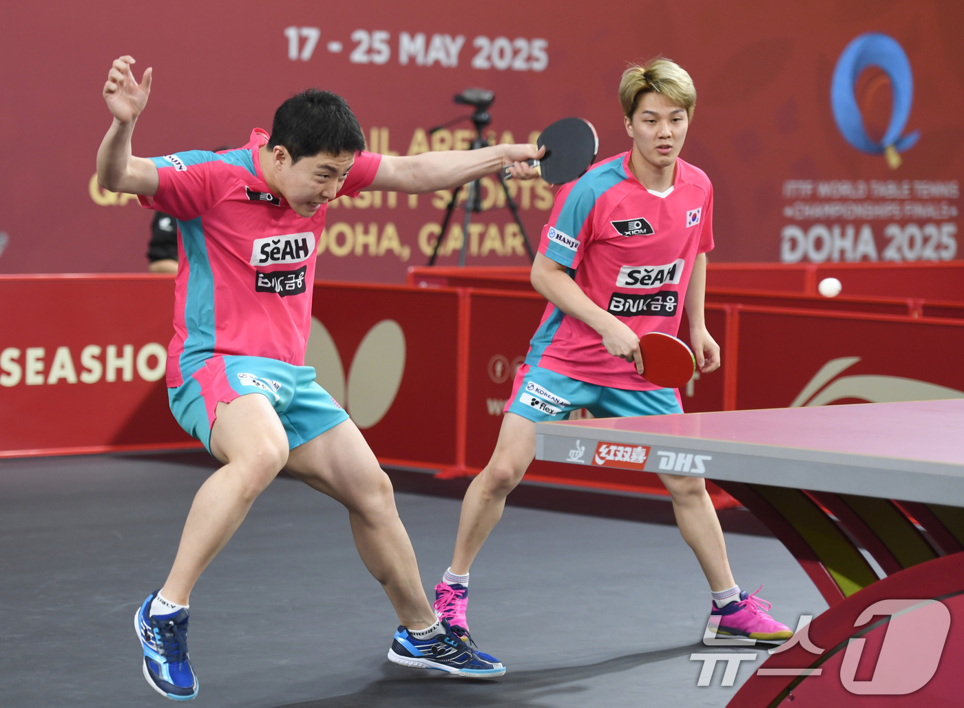 (도하=뉴스1) 사진공동취재단 = 임종훈(왼쪽), 안재현이 18일(현지시간) 카타르 도하 카타르대학교 스포츠 콤플렉스에서 열린 2025 국제탁구연맹(ITTF) 세계선수권대회 남자복 …