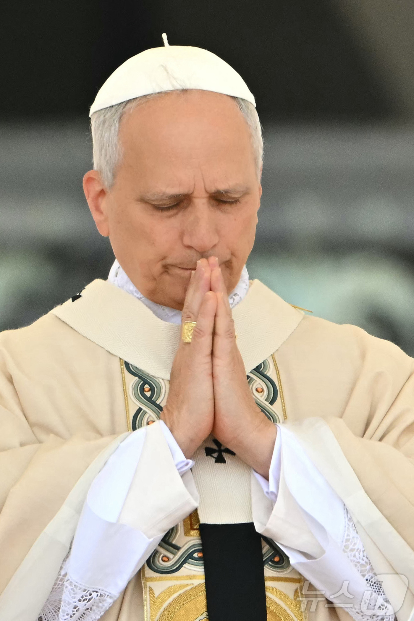 (바티칸 AFP=뉴스1) 우동명 기자 = 레오 14세 제267대 교황이 18일(현지시간) 바티칸 성 베드로 광장에서 열린 즉위 미사에 참석해 기도를 하고 있다. 2025.05.19 …