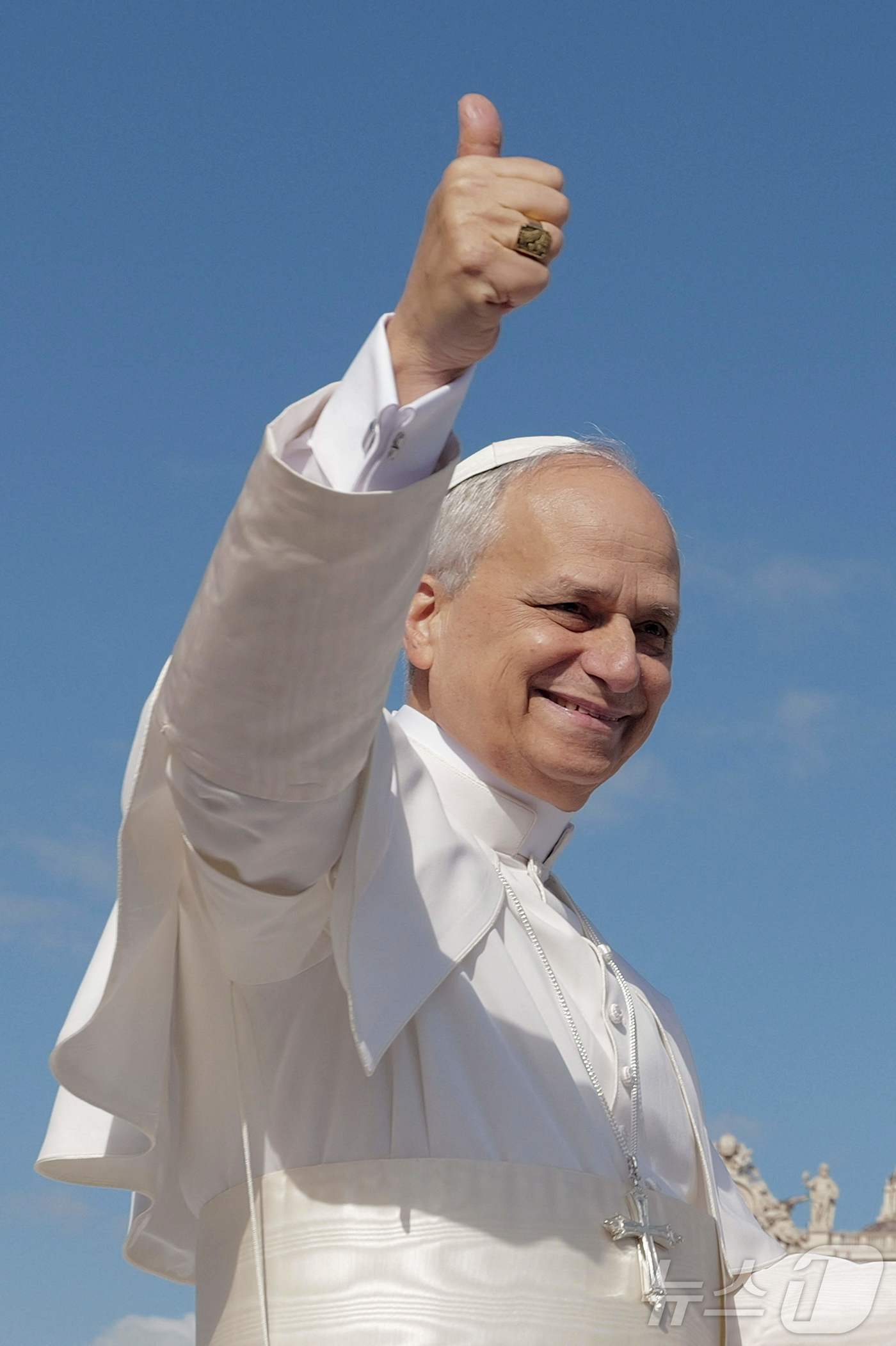 (바티칸 AFP=뉴스1) 우동명 기자 = 레오 14세 제267대 교황이 18일(현지시간) 바티칸 성 베드로 광장에서 열린 즉위 미사서 엄지를 치켜 세우고 있다. 2025.05.19 …