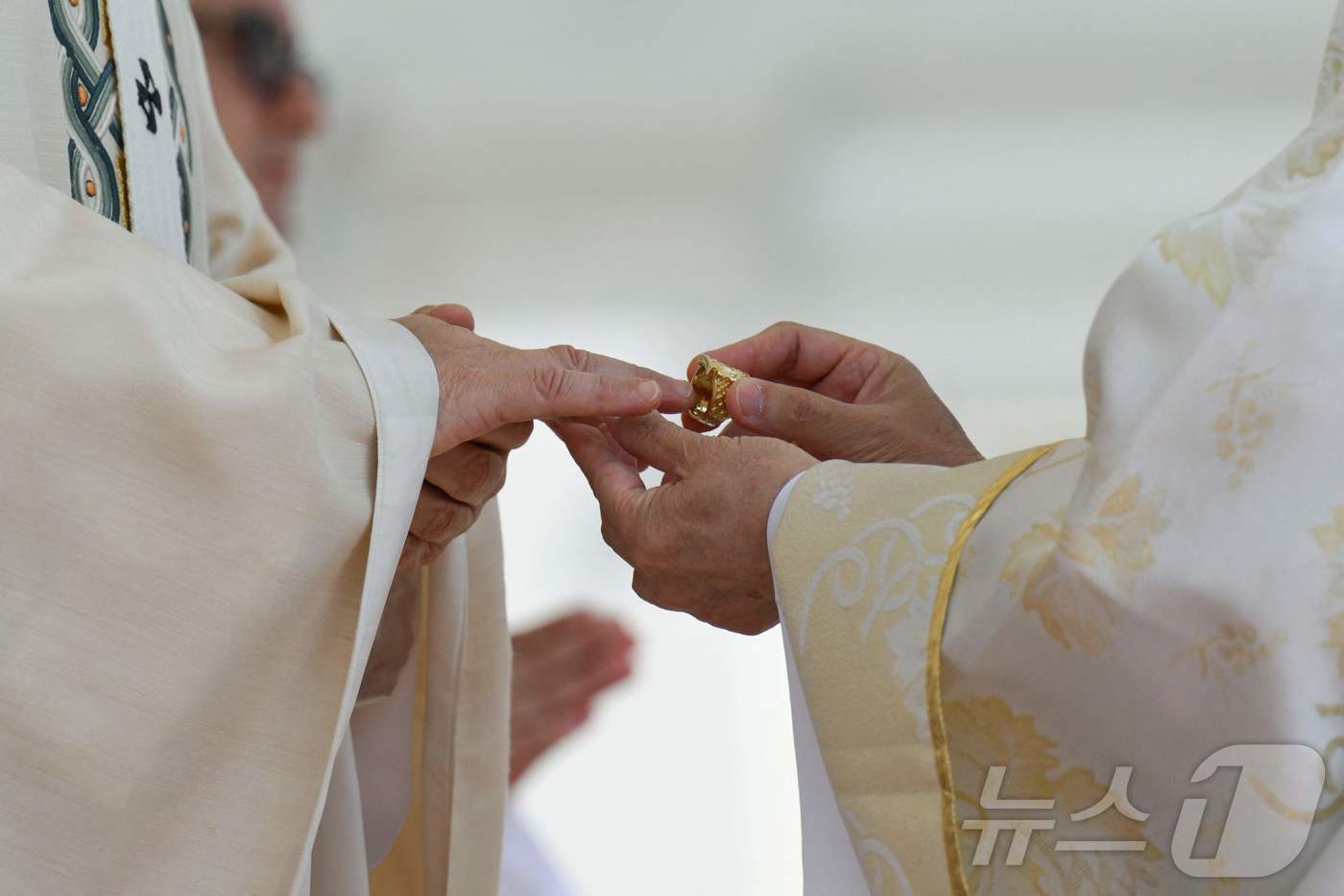 (바티칸 AFP=뉴스1) 우동명 기자 = 레오 14세 제267대 교황이 18일(현지시간) 바티칸 성 베드로 광장에서 열린 즉위 미사서 '어부의 반지'를 끼고 있다. 2025.05. …