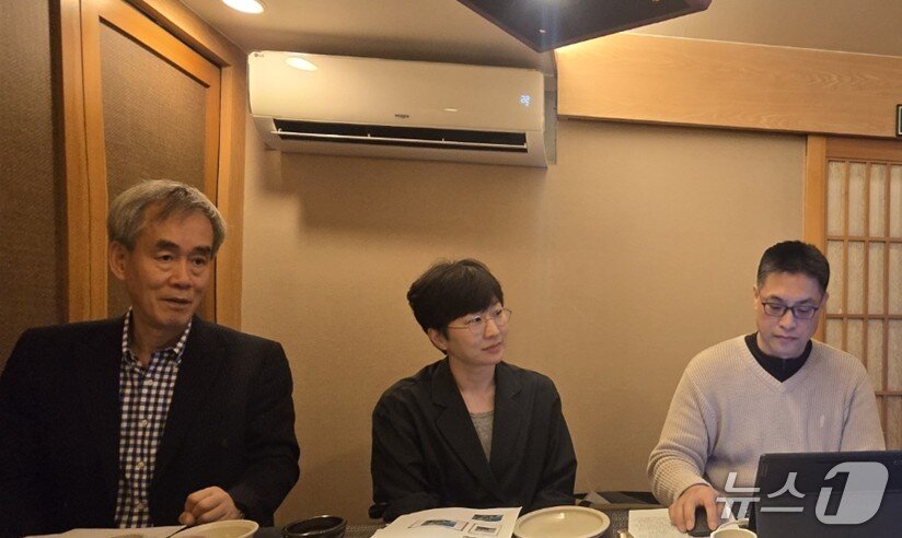 본문 이미지 - 16일 서울 종로구 인사동 모처에서 진행된 기자간담회에서 (왼쪽부터) 마니프조직위원회 김영석 대표, 구윤정 갤러리아미 대표,  플랫폼 개발자가 아트서울전과 티마니프’ 플랫폼을 설명하고 있다. ⓒ 뉴스1 김정한 기자