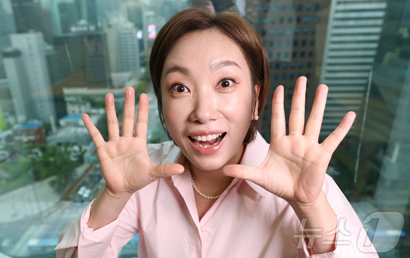 (서울=뉴스1) 권현진 기자 = 방송인 정경미가 서울 종로구 뉴스1 사옥에서 열린 인터뷰에 앞서 포즈를 취하고 있다. 2025.6.8/뉴스1