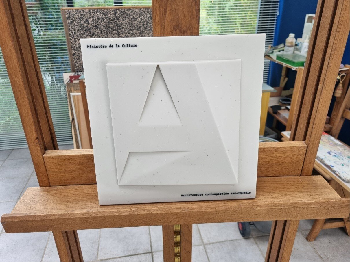 본문 이미지 - 故 이성자 아틀리에 '은하수'의 佛 문화재 지정 기념패 (이성자 작가 유족 제공)