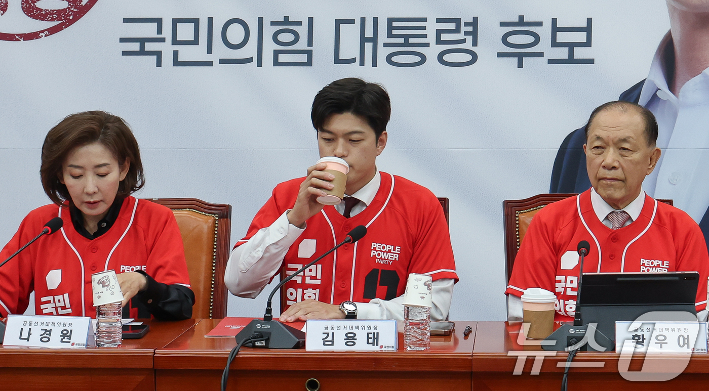 (서울=뉴스1) 안은나 기자 = 김용태 국민의힘 비상대책위원장이 19일 오전 서울 여의도 국회에서 열린 중앙선거대책위원회 회의에 참석해 커피를 마시고 있다. 2025.5.19/뉴스 …