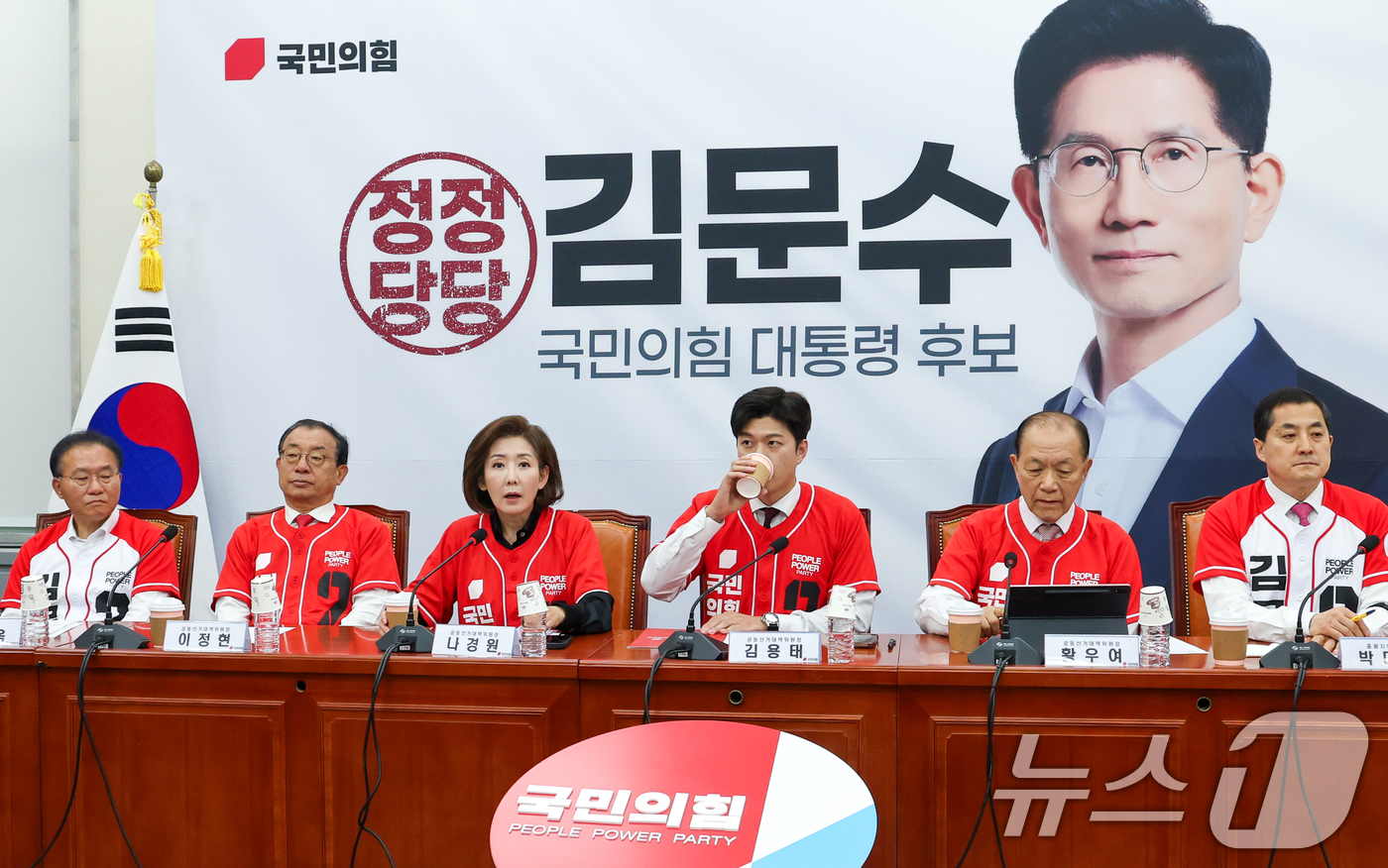 (서울=뉴스1) 안은나 기자 = 나경원 국민의힘 공동선거대책위원장이 19일 오전 서울 여의도 국회에서 열린 중앙선거대책위원회 회의에 참석해 발언하고 있다. 왼쪽 네번째는 커피를 마 …