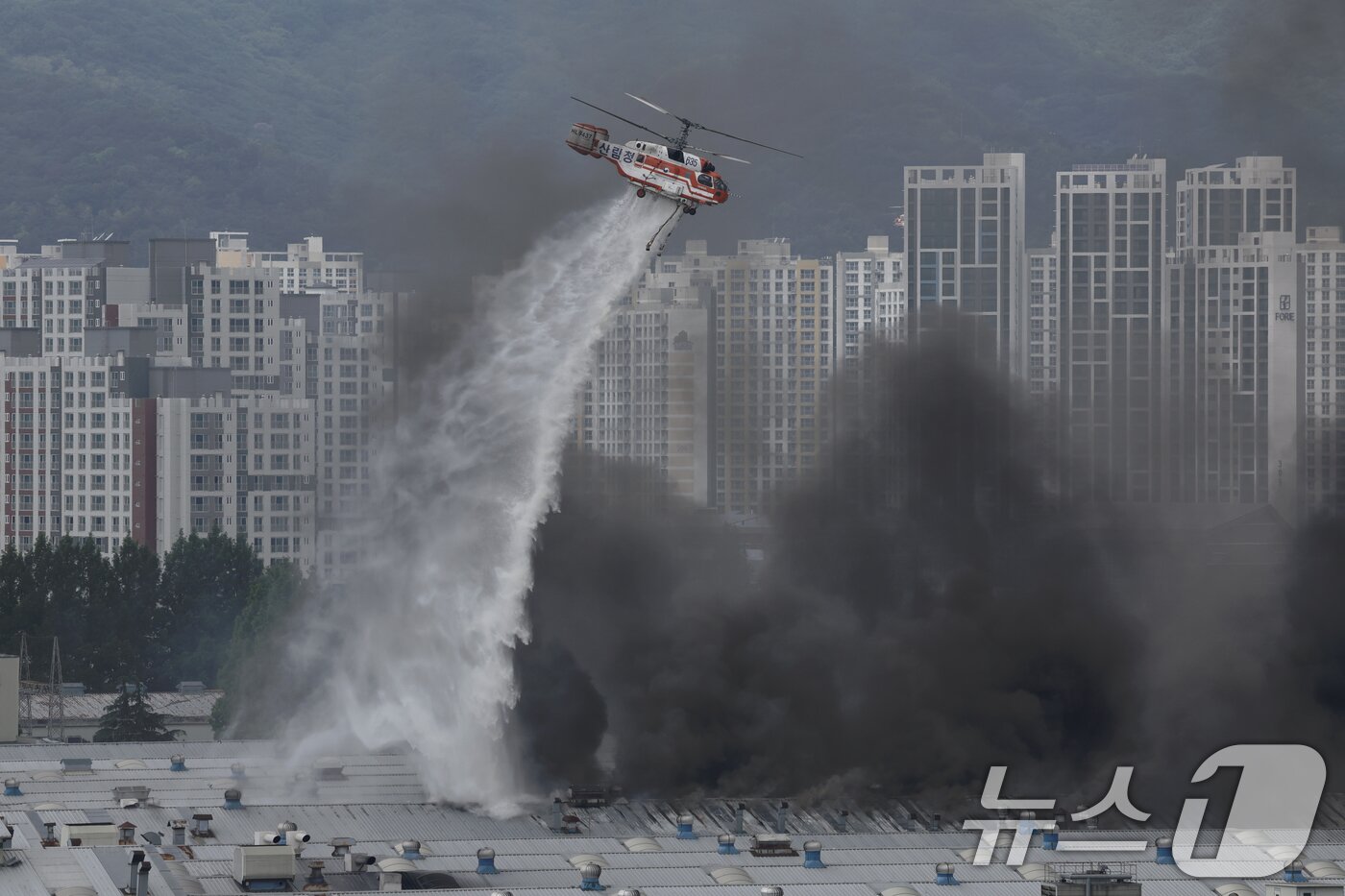 본문 이미지 - 17일 오전 7시 11분 광주 광산구 소촌동 금호타이어 광장공장에서 화재가 발생해 소방당국이 소방헬기를 동원해 진화 작업을 하고 있다 2025.5.19/뉴스1 ⓒ News1 김태성 기자