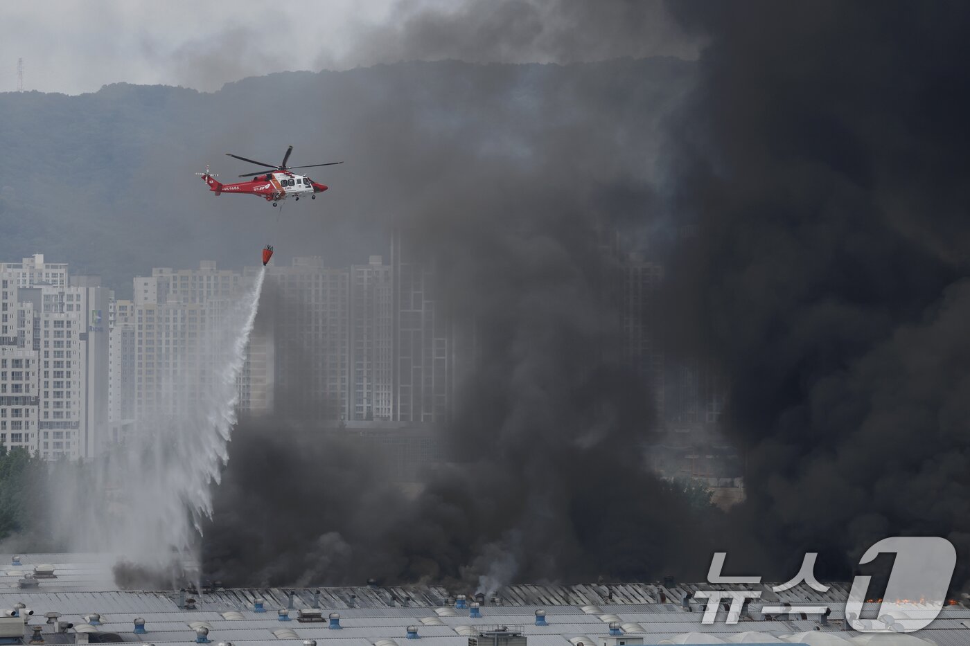 본문 이미지 - 5월 17일 오전 광주 광산구 소촌동 금호타이어 광장공장에서 화재가 발생해 19일 소방당국이 소방헬기를 동원해 진화 작업을 하고 있다 2025.5.19/뉴스1 ⓒ News1 김태성 기자