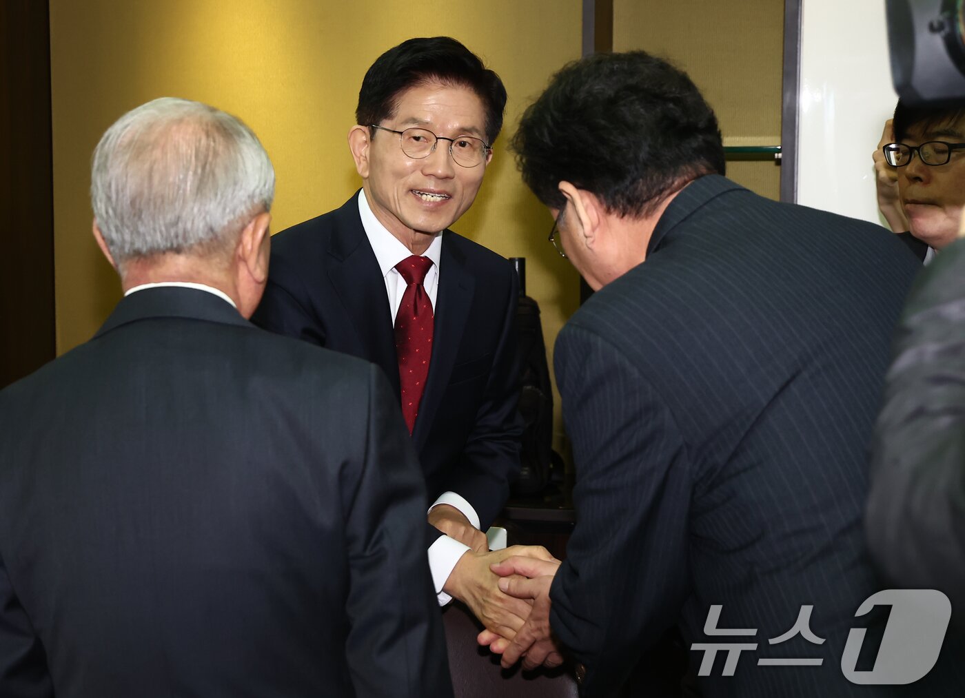 본문 이미지 - 김문수 국민의힘 대통령 후보가 19일 오전 서울 중구 대한노인회에서 열린 간담회에서 참석자들과 인사하고 있다. 2025.5.19/뉴스1 ⓒ News1 김민지 기자