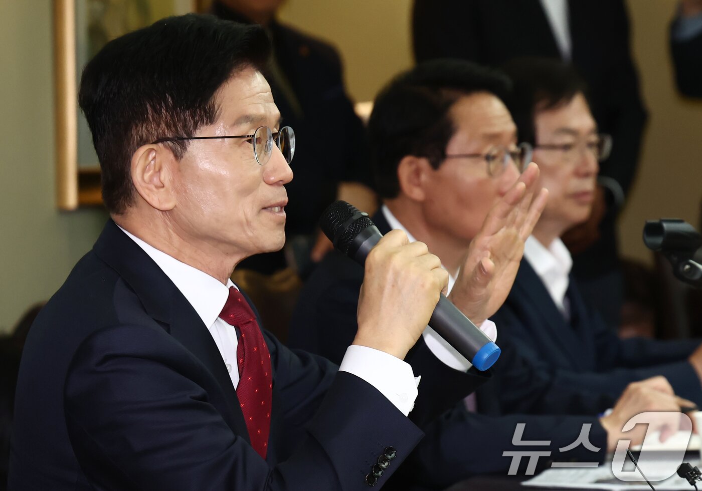 본문 이미지 - 김문수 국민의힘 대통령 후보가 19일 오전 서울 중구 대한노인회에서 열린 간담회에서 인사말을 하고 있다. 2025.5.19/뉴스1 ⓒ News1 김민지 기자