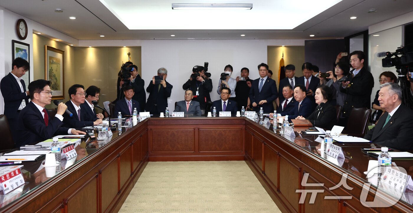 본문 이미지 - 김문수 국민의힘 대통령 후보가 19일 오전 서울 중구 대한노인회에서 열린 간담회에서 인사말을 하고 있다. 오른쪽은 이중근 대한노인회장. 2025.5.19/뉴스1 ⓒ News1 김민지 기자