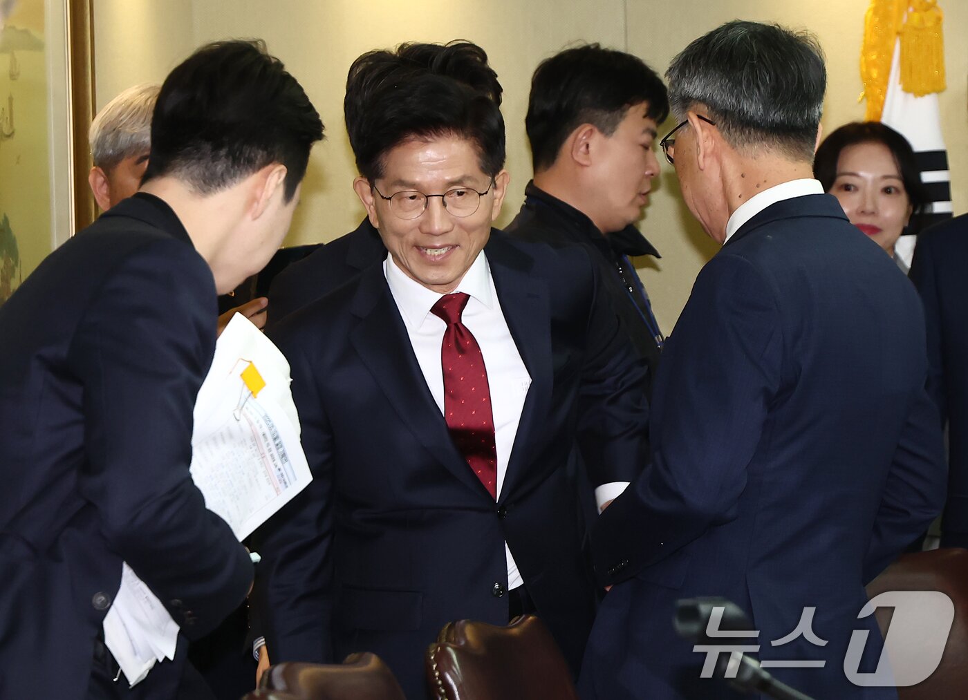 본문 이미지 - 김문수 국민의힘 대통령 후보가 19일 오전 서울 중구 대한노인회에서 열린 간담회에 참석하고 있다. 2025.5.19/뉴스1 ⓒ News1 김민지 기자