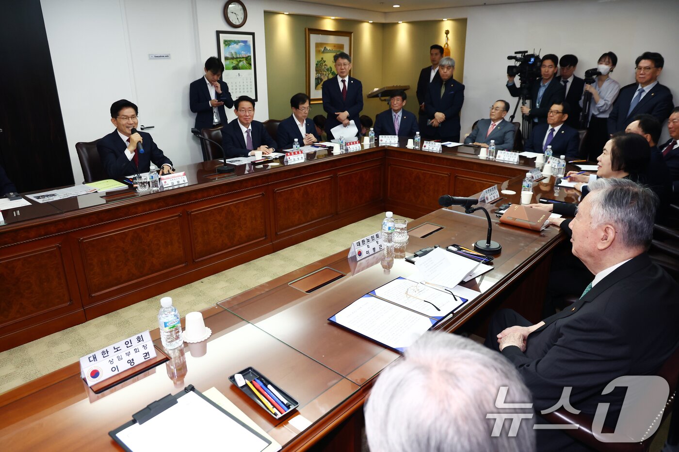 본문 이미지 - 김문수 국민의힘 대통령 후보가 19일 오전 서울 중구 대한노인회에서 열린 간담회에서 인사말을 하고 있다. 2025.5.19/뉴스1 ⓒ News1 김민지 기자