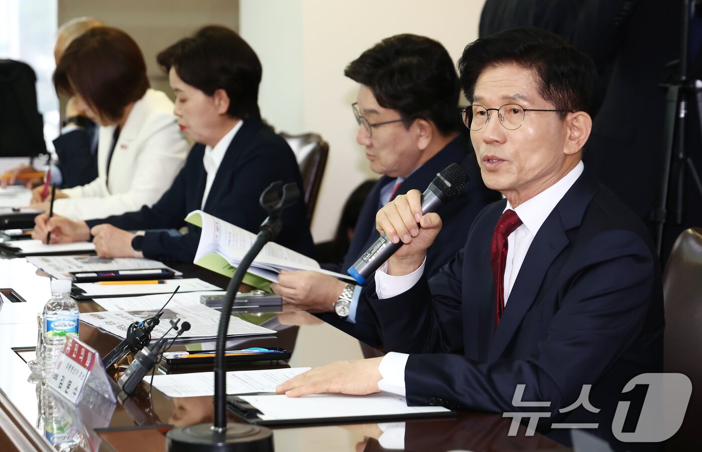 본문 이미지 - 김문수 국민의힘 대통령 후보가 19일 오전 서울 중구 대한노인회에서 열린 간담회에서 인사말을 하고 있다. 2025.5.19/뉴스1 ⓒ News1 김민지 기자