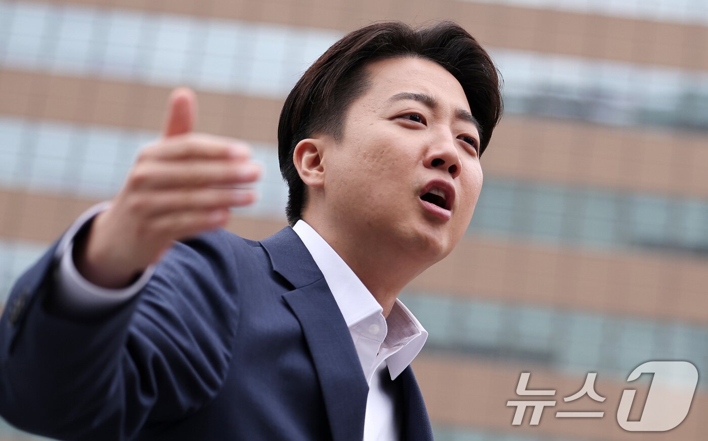 본문 이미지 - 이준석 개혁신당 대통령 후보가 19일 오전 서울 종로구 광화문광장 이순신 동상 앞에서 기자회견을 하고 있다. 2025.5.19/뉴스1 ⓒ News1 김성진 기자