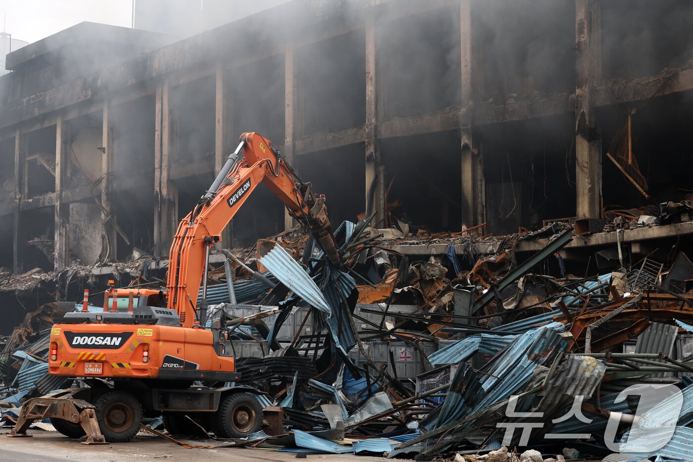 본문 이미지 - 금호타이어 광주공장 화재 사흘째인 5월 19일 오전 광주 광산구 소촌동 금호타이어 광주공장 현장에서 당국이 중장비를 동원해 잔재물을 치우는 작업을 하고 있는 모습&lt;자료사진&gt; 2025.5.19/뉴스1 ⓒ News1 이승현 기자