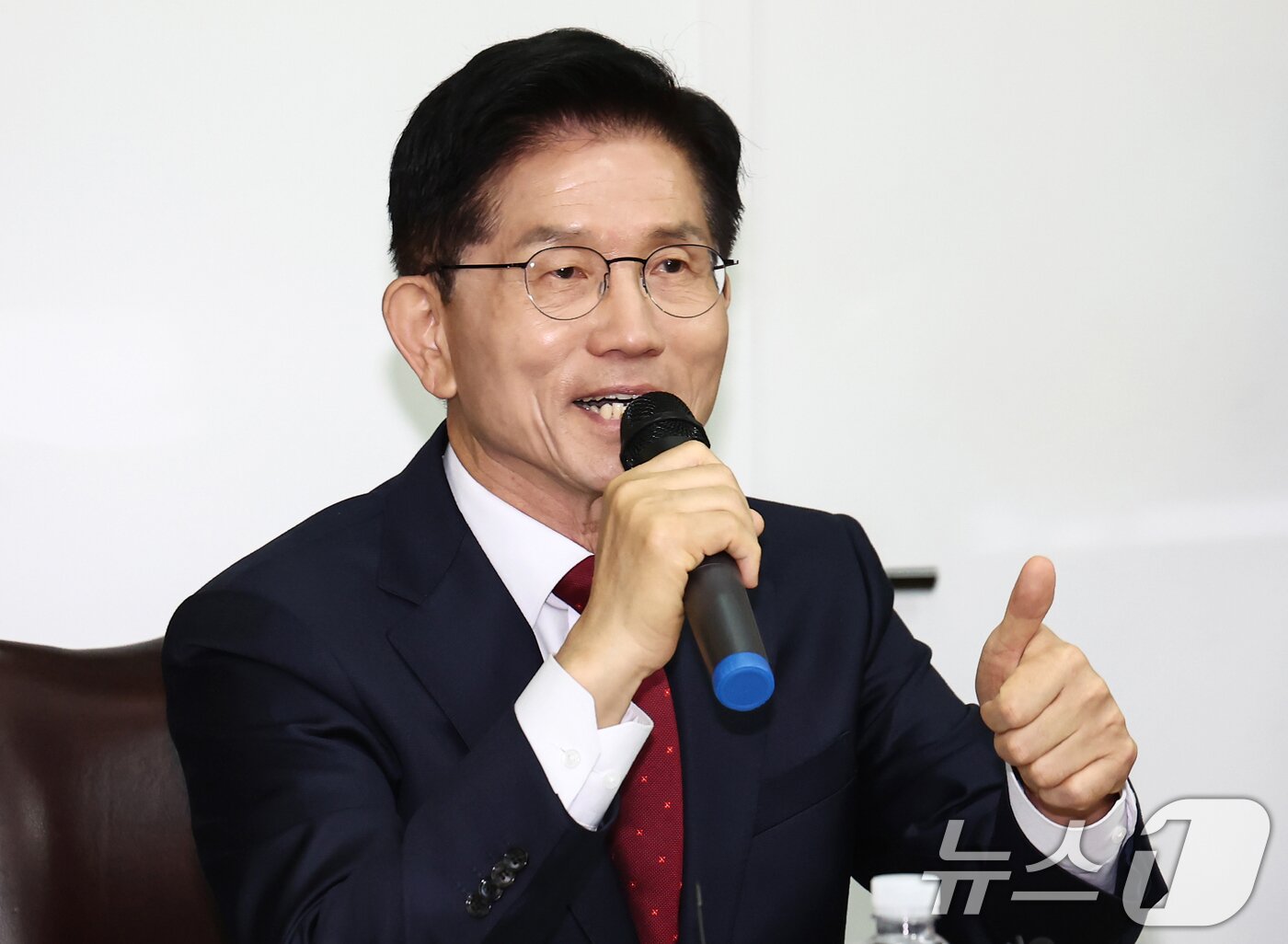 본문 이미지 - 김문수 국민의힘 대통령 후보가 19일 오전 서울 중구 대한노인회에서 열린 간담회에서 인사말을 하고 있다. 2025.5.19/뉴스1 ⓒ News1 김민지 기자