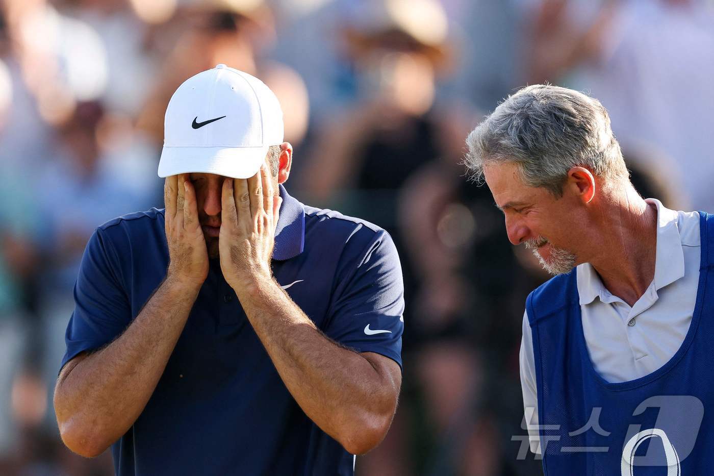 본문 이미지 - 스코티 셰플러&#40;미국&#41;가 19일&#40;한국시간&#41; 열린 PGA 챔피언십에서 우승을 확정한 뒤 감격스러워하고 있다. ⓒ AFP=뉴스1