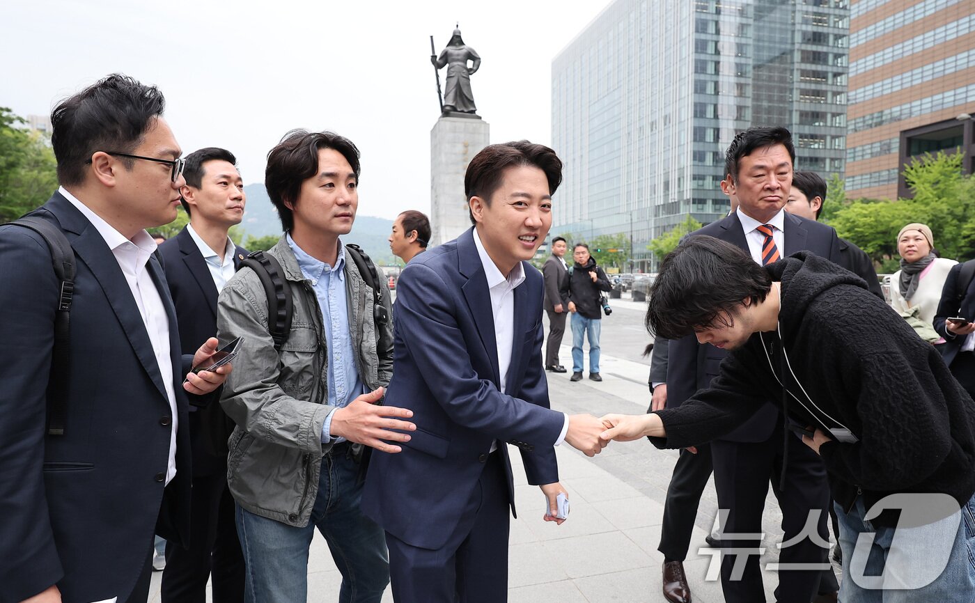 본문 이미지 - 이준석 개혁신당 대통령 후보가 19일 오전 서울 종로구 광화문광장 이순신 동상 앞에서 기자회견을 마친 후 이동하며 시민과 인사하고 있다. 2025.5.19/뉴스1 ⓒ News1 김성진 기자