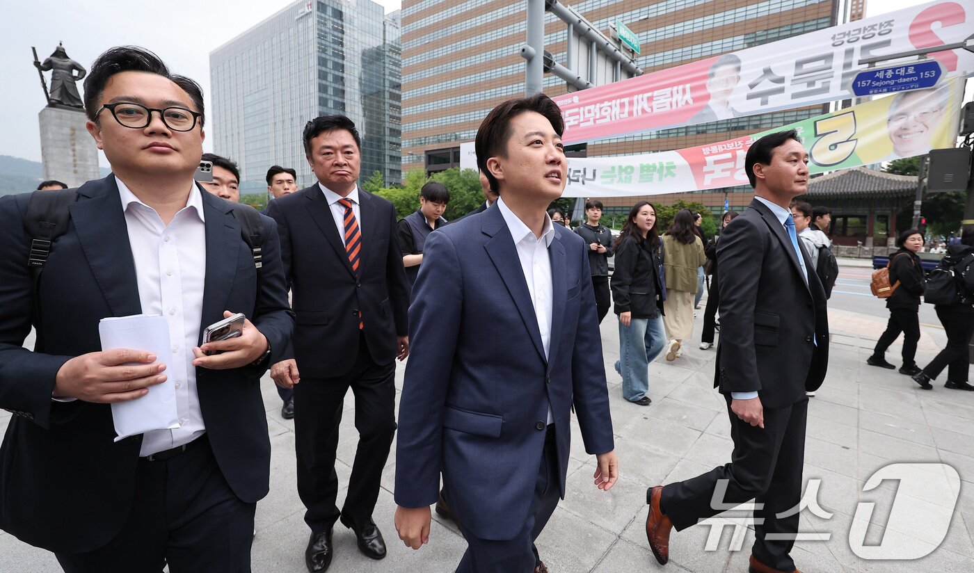 본문 이미지 - 이준석 개혁신당 대통령 후보가 19일 오전 서울 종로구 광화문광장 이순신 동상 앞에서 기자회견을 마친 후 이동하고 있다. 2025.5.19/뉴스1 ⓒ News1 김성진 기자