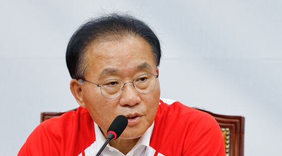 질문에 답하는 윤재옥 총괄본부장