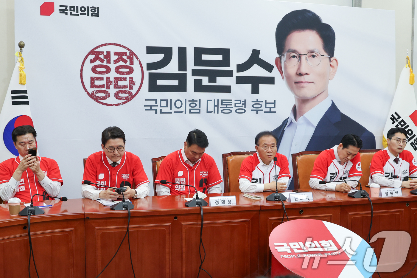 (서울=뉴스1) 안은나 기자 = 윤재옥 국민의힘 총괄선거대책본부장이 19일 오전 서울 여의도 국회에서 열린 기자간담회에서 취재진 질문에 답하고 있다. 2025.5.19/뉴스1