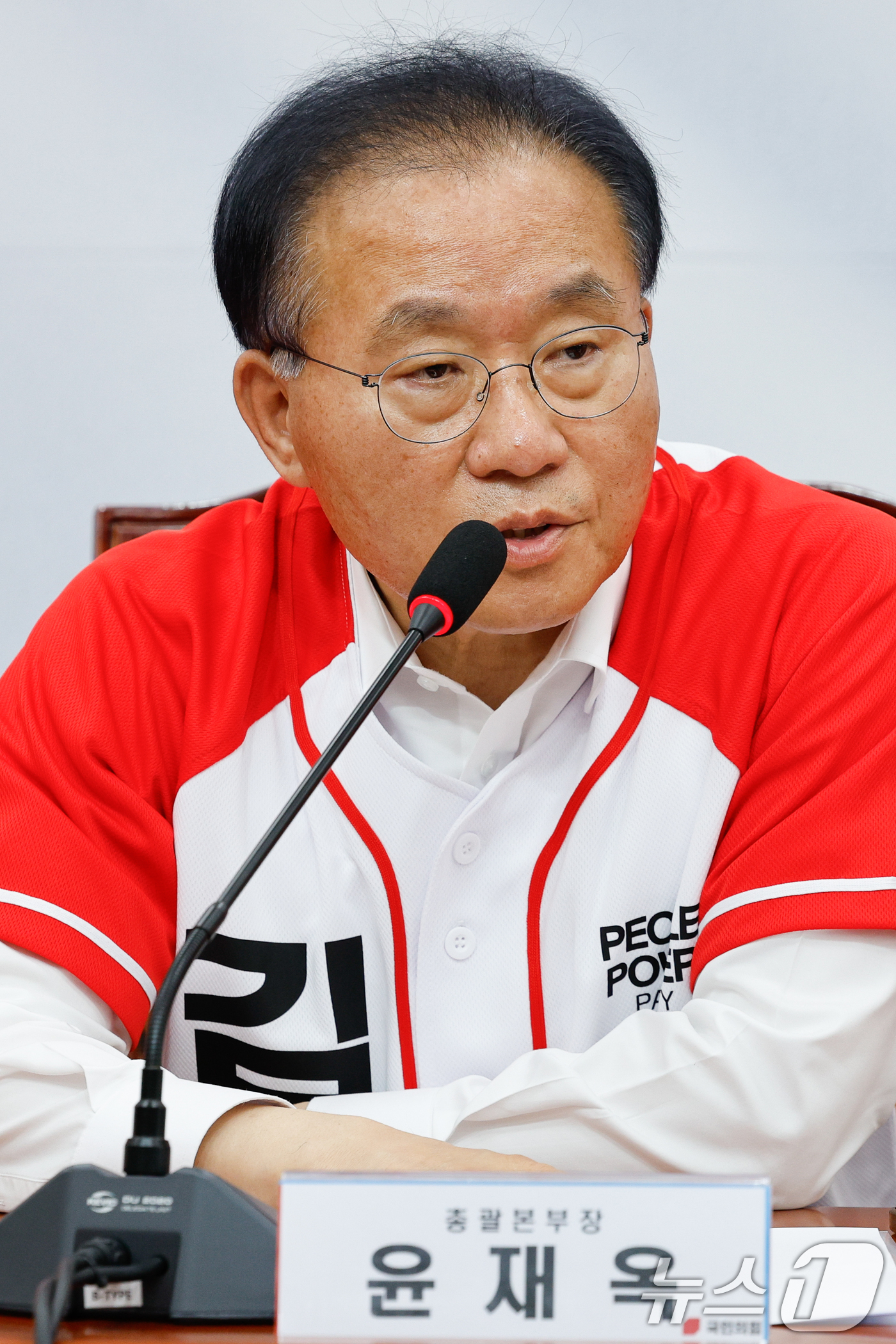 (서울=뉴스1) 안은나 기자 = 윤재옥 국민의힘 총괄선거대책본부장이 19일 오전 서울 여의도 국회에서 열린 기자간담회에서 취재진 질문에 답하고 있다. 2025.5.19/뉴스1