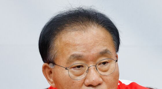 질문에 답하는 윤재옥 총괄본부장