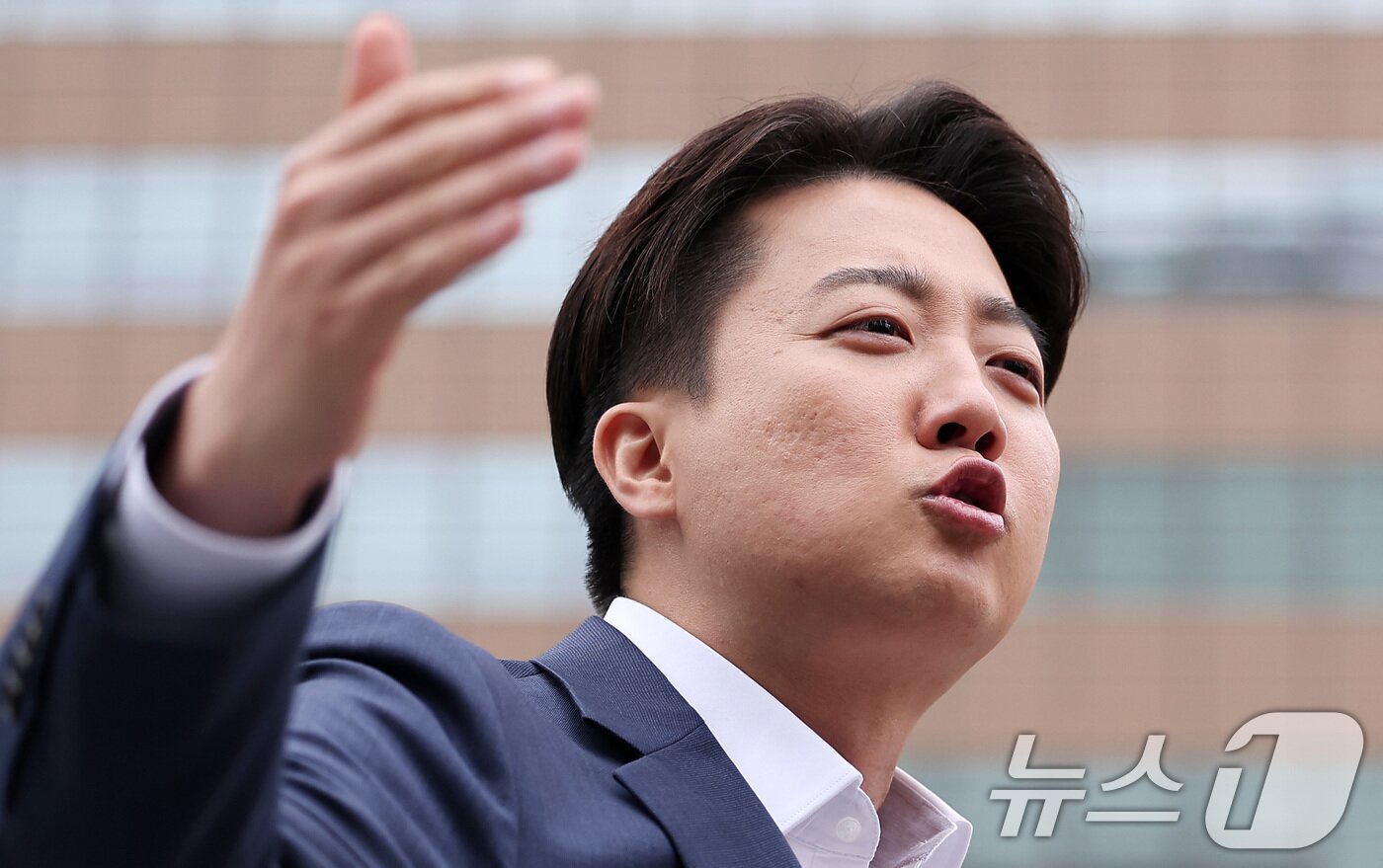 본문 이미지 - 이준석 개혁신당 대통령 후보가 19일 오전 서울 종로구 광화문광장 이순신 동상 앞에서 기자회견을 하고 있다. 2025.5.19/뉴스1 ⓒ News1 김성진 기자