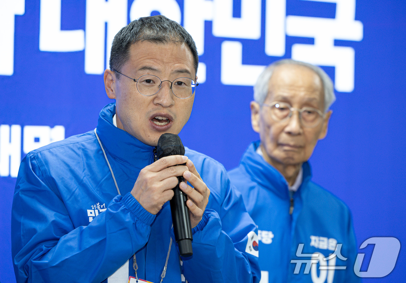 (서울=뉴스1) 이재명 기자 = 더불어민주당에 입당한 김상욱 의원이 19일 오전 서울 여의도 국회 더불어민주당사에서 열린 입당 환영식에서 인사말을 하고 있다. 2025.5.19/뉴 …