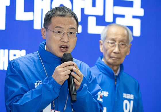'파란 옷' 입은 김상욱, 울산 정가 온도차…"철새"vs"입장 없어"