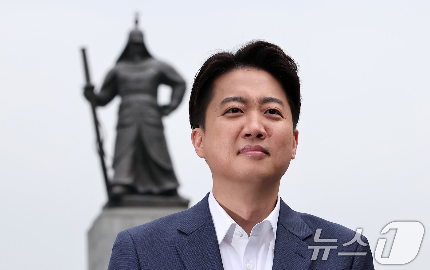 본문 이미지 - 이준석 개혁신당 대통령 후보가 19일 오전 서울 종로구 광화문광장 이순신 동상 앞에서 기자회견을 마친 후 이동하고 있다. 2025.5.19/뉴스1 ⓒ News1 김성진 기자