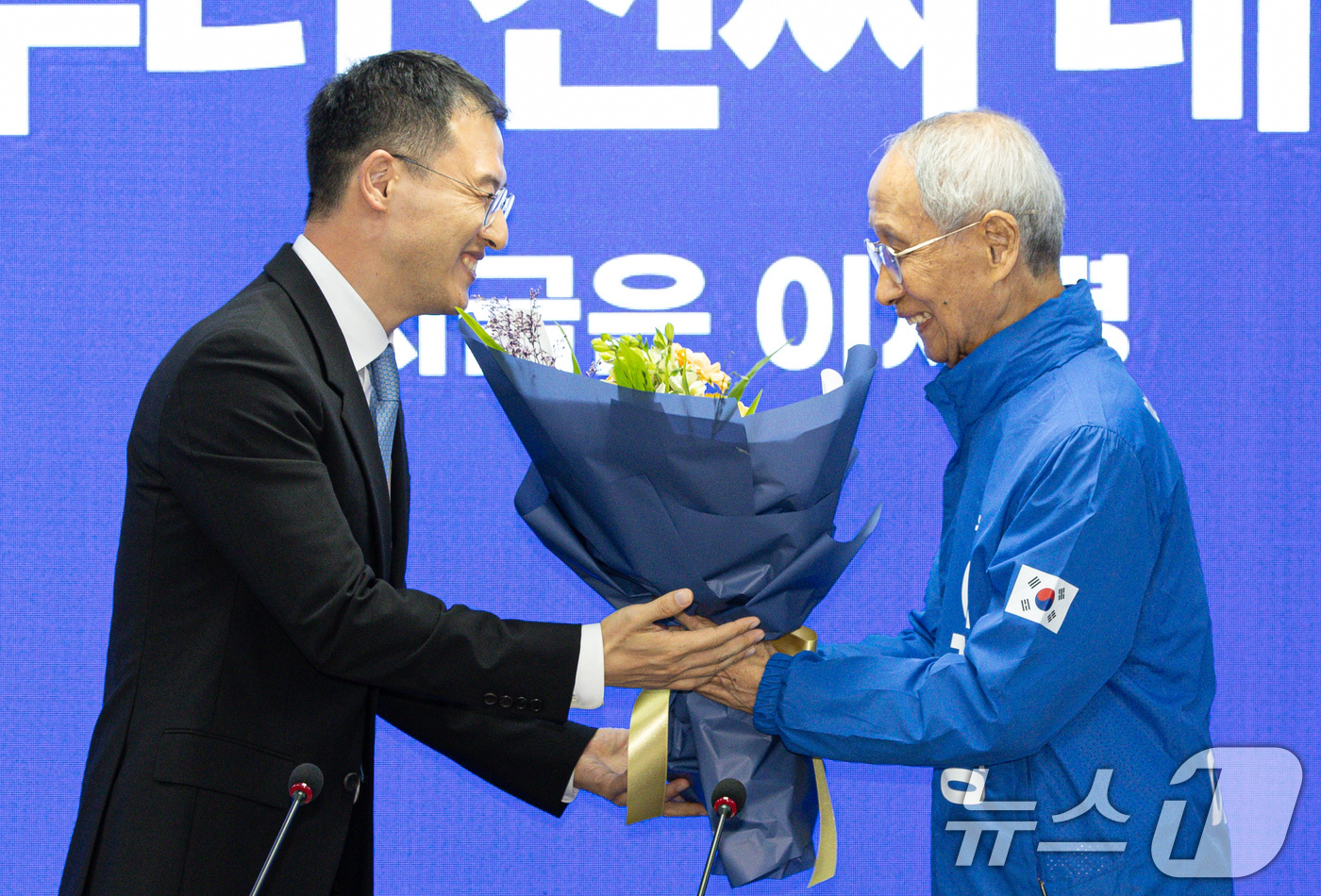 (서울=뉴스1) 이재명 기자 = 더불어민주당에 입당한 김상욱 의원이 19일 오전 서울 여의도 국회 더불어민주당사에서 열린 입당 환영식에서 윤여준 상임 총괄선대위원장으로부터 꽃다발을 …