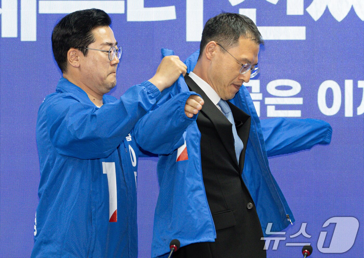 본문 이미지 - 더불어민주당에 입당한 김상욱 의원이 19일 오전 서울 여의도 국회 더불어민주당사에서 열린 입당 환영식에서 선거운동복을 착용하고 있다. 2025.5.19/뉴스1 ⓒ News1 이재명 기자