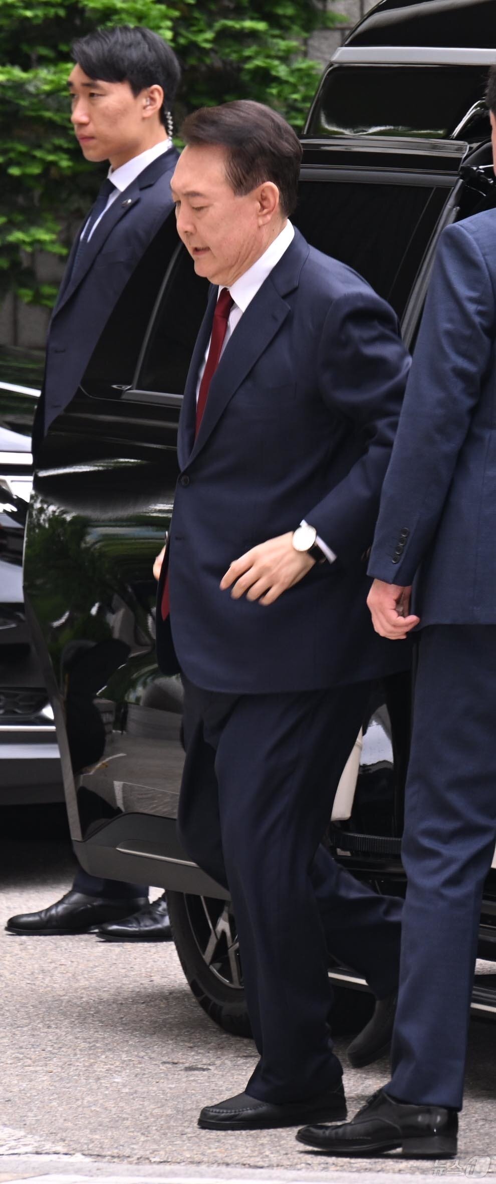 본문 이미지 - 윤석열 전 대통령이 19일 오전 서울 서초구 중앙지방법원에서 열린 내란 우두머리 혐의, 직권남용 권리행사방해 혐의 사건 4차 공판에 출석하고 있다. 2025.5.19/뉴스1 ⓒ News1 사진공동취재단