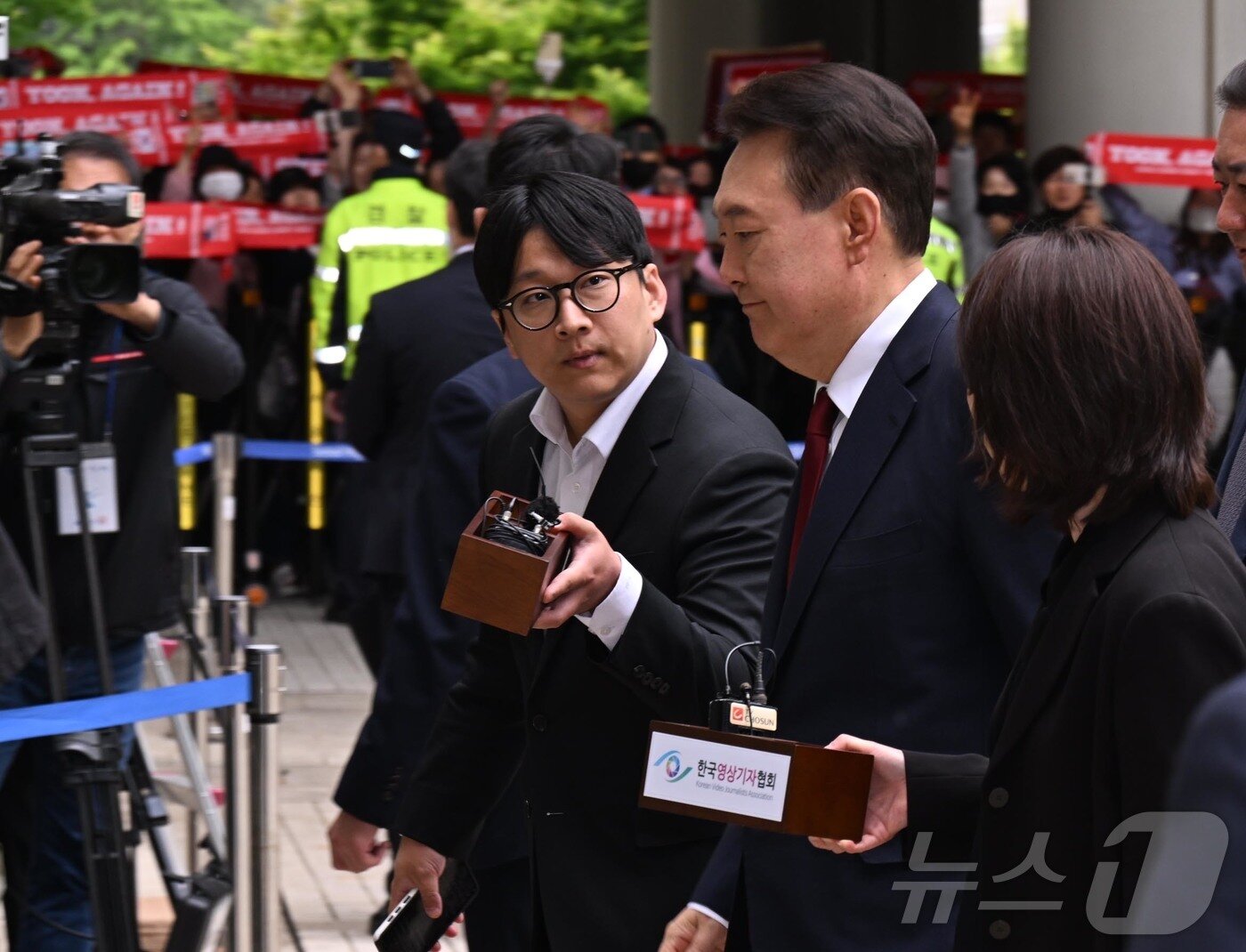 본문 이미지 - 윤석열 전 대통령이 19일 오전 서울 서초구 중앙지방법원에서 열린 내란 우두머리 혐의, 직권남용 권리행사방해 혐의 사건 4차 공판에 출석, 취재진의 질문을 받으며 이동하고 있다. 2025.5.19/뉴스1 ⓒ News1 사진공동취재단