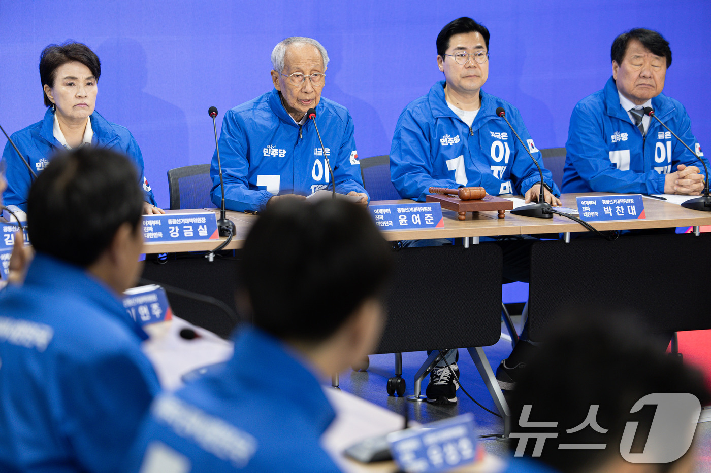 (서울=뉴스1) 이재명 기자 = 윤여준 더불어민주당 상임 총괄선대위원장이 19일 오전 서울 여의도 더불어민주당사에서 열린 중앙선거대책위원회의에서 발언을 하고 있다. 2025.5.1 …